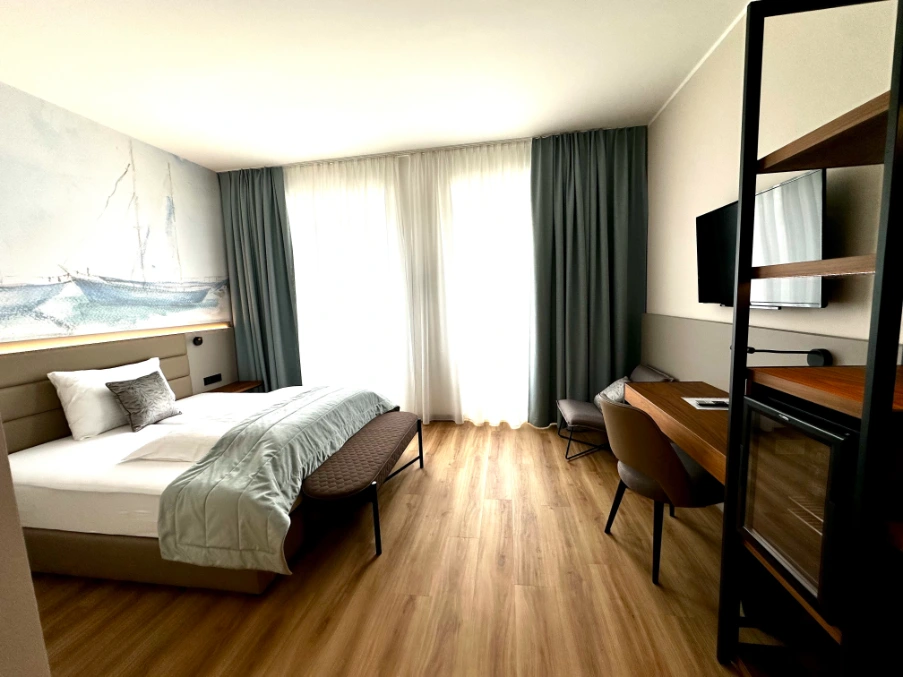 Zeigt Doppelzimmer vom neuen Hotel Adria Wels